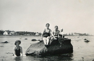 VED STRANDEN - LYSTRUP STRAND, havfruer, Raskens.jpg VED STRANDEN - LYSTRUP STRAND, havfruer, Raskens.jpg